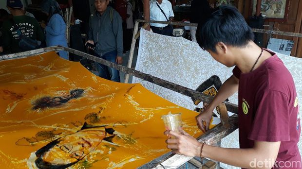 Batik lukis wajah kreasi Akhyar Muzaki (34) di Giriloyo, Kalurahan Wukirsari, Kapanewon Imogiri, Bantul, Selasa (7/2/2023).