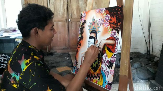 Batik lukis wajah kreasi Akhyar Muzaki (34) di Giriloyo, Kalurahan Wukirsari, Kapanewon Imogiri, Bantul, Selasa (7/2/2023).