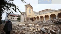 Bangunan gereja di Iskenderun, Turki, juga ambruk.