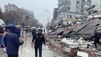 Sebuah gedung di Gaziantep, Turki, masih berdiri kokoh sebelum gempa (atas). Namun gedung itu rata dengan tanah usai diguncang gempa M 7,8 (bawah).