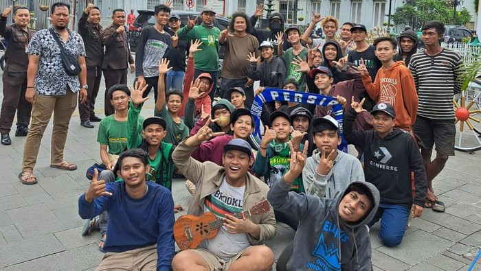 Puluhan Bonek tiba di Kota Lama Semarang meski pertandingan PSIS vs Persebaya Ditunda, Selasa (7/2/2023).
