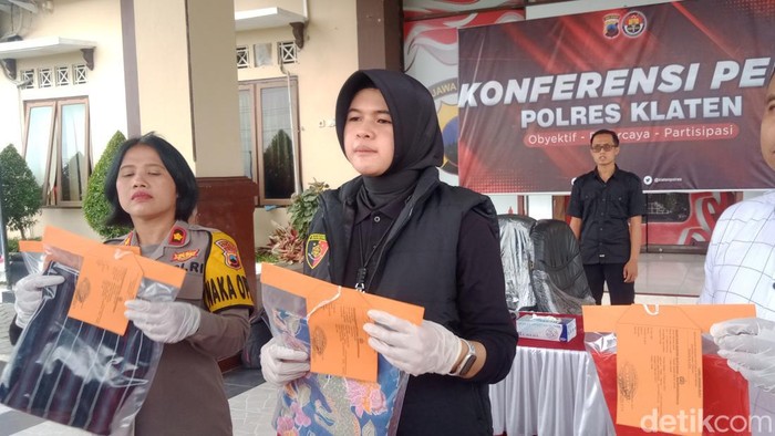 Barang bukti di lokasi temuan bayi ditunjukkan di Polres Klaten.
