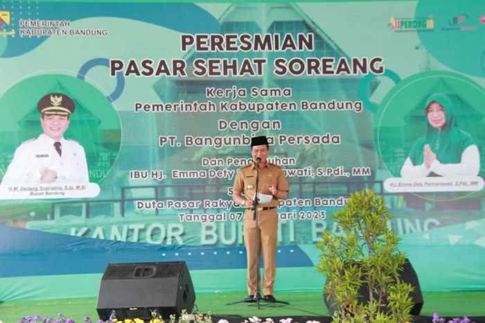 Bupati Bandung Dadang Supriatna meresmikan Pasar Sehat Soreang Kabupaten Bandung, Selasa (7/2).