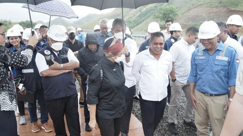 Bupati Manggarai Barat Edistasius Endi (kedua dari kanan-depan) mendampingi sejumlah Menteri saat meninjau venue Asean Summit di KEK Golo Mori. (Istimewa)