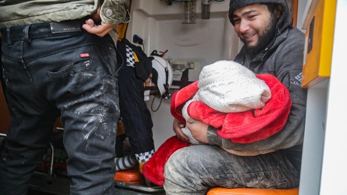 Dahsyatnya Dampak Gempa di Turki-Suriah yang Tewaskan 3.800 Orang ALEPPO, SYRIA - FEBRUARY 06: Search and rescue operations conduct on a collapsed buildings after a 7.4 magnitude Kahramanmaras earthquake shakes Aleppo, Syria on February 06, 2023. The 7.4 magnitude earthquake jolted southern province of Kahramanmaras of Turkiye early Monday, according to Disaster and Emergency Management Authority of Turkiye (AFAD). It was followed by a magnitude 6.4 quake that struck southeastern Gaziantep province. A third earthquake with a 6.5 magnitude also hit Gaziantep. Earthquakes had affected several provinces including, Osmaniye, Malatya, Adiyaman, Adana, Diyarbakir, Kilis and Sanliurfa. 7.5 Magnitude earthquake also strongly felt and had casualties in Syria. (Photo by Omer Alven/Anadolu Agency via Getty Images)