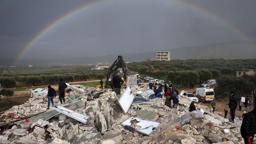 Residents search for victims and survivors amidst the rubble of collapsed buildings following an earthquake in the village of Besnaya in Syrias rebel-held northwestern Idlib province on the border with Turkey, on February 6, 2022. - At least 1,293 people were killed and 3,411 injured across Syria today in an earthquake that had its epicentre in southwestern Turkey, the government and rescuers said. (Photo by OMAR HAJ KADOUR / AFP) (Photo by OMAR HAJ KADOUR/AFP via Getty Images)
