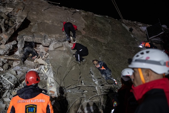 ISKENDERUN, TURKEY - FEBRUARY 06: Rescue workers attend the scene of a collapsed building on February 06, 2023 in Iskenderun Turkey. A 7.8-magnitude earthquake hit near Gaziantep, Turkey, in the early hours of Monday, followed by another 7.5-magnitude tremor just after midday. The quakes caused widespread destruction in southern Turkey and northern Syria and were felt in nearby countries. (Photo by Burak Kara/Getty Images)