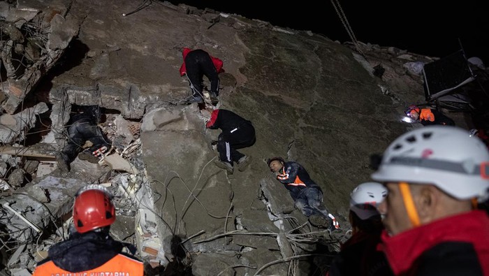 ISKENDERUN, TURKEY - FEBRUARY 06: Rescue workers attend the scene of a collapsed building on February 06, 2023 in Iskenderun Turkey. A 7.8-magnitude earthquake hit near Gaziantep, Turkey, in the early hours of Monday, followed by another 7.5-magnitude tremor just after midday. The quakes caused widespread destruction in southern Turkey and northern Syria and were felt in nearby countries. (Photo by Burak Kara/Getty Images)