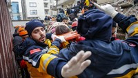 Seorang anak diselamatkan di bawah reruntuhan bangunan yang runtuh akibat gempa di Diyarbakir, Turki, Senin (6/2/2023). (Omer Yasin Ergin/Anadolu Agency via Getty Images)  