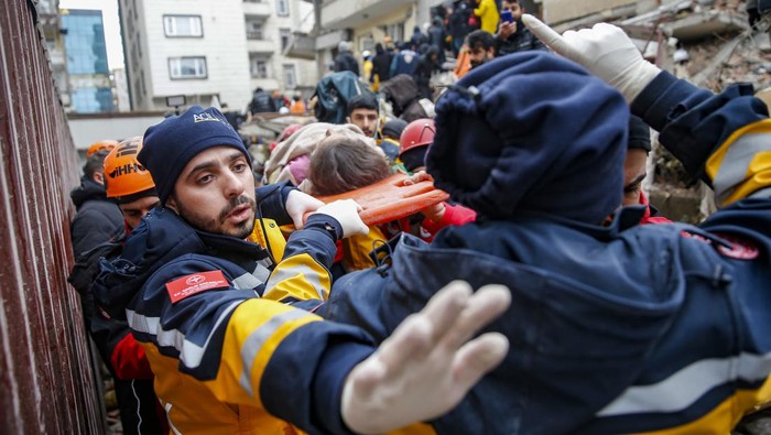 DIYARBAKIR, TURKIYE - FEBRUARY 06: A child is rescued under the rubble of a collapsed building after 7.4 magnitude earthquake hits Diyarbakir, Turkiye on February 06, 2023. (Photo by Omer Yasin Ergin/Anadolu Agency via Getty Images)