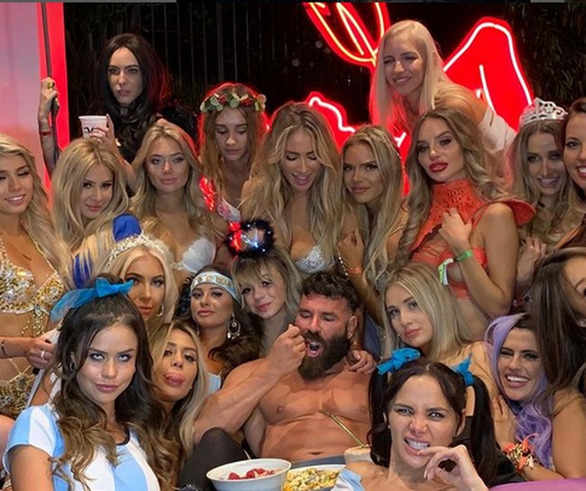 Dan jadi sorotan karena dia selalu dikelilingi dengan model-model berbikini. Foto: dok. Instagram/@danbilzerian