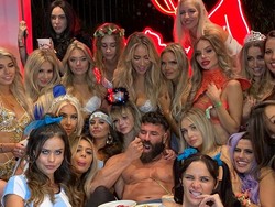 8 Foto Kehidupan Playboy Raja Instagram yang Dikelilingi Model Berbikini