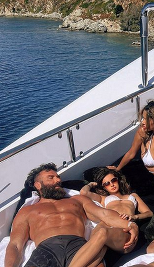 Seperti dalam ungahannya yang viral. Ia bersama model berbikini, bahkan tanpa busana berada di sebuah yacht. Foto: dok. Instagram/@danbilzerian