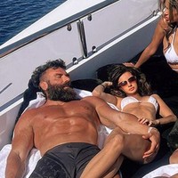 Seperti dalam ungahannya yang viral. Ia bersama model berbikini, bahkan tanpa busana berada di sebuah yacht. Foto: dok. Instagram/@danbilzerian