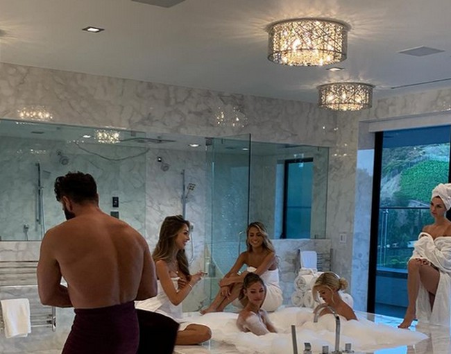 Berada di klub malam, yacht, jet pribadi, sampai di kamar mandi pun, Dan ditemani dengan model-model cantik tersebut. Foto: dok. Instagram/@danbilzerian