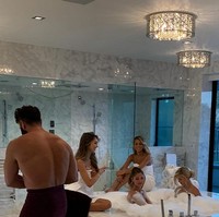 Berada di klub malam, yacht, jet pribadi, sampai di kamar mandi pun, Dan ditemani dengan model-model cantik tersebut. Foto: dok. Instagram/@danbilzerian