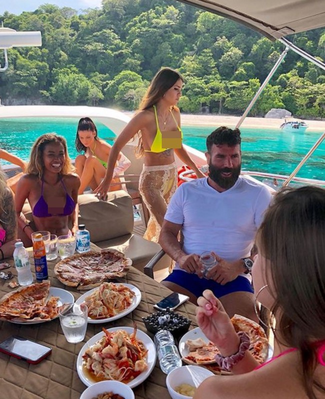 Dalam foto tersebut setidaknya ada 8 model dengan pakaian minim. Sementara Dan hanya pria sendiri. Foto: dok. Instagram/@danbilzerian
