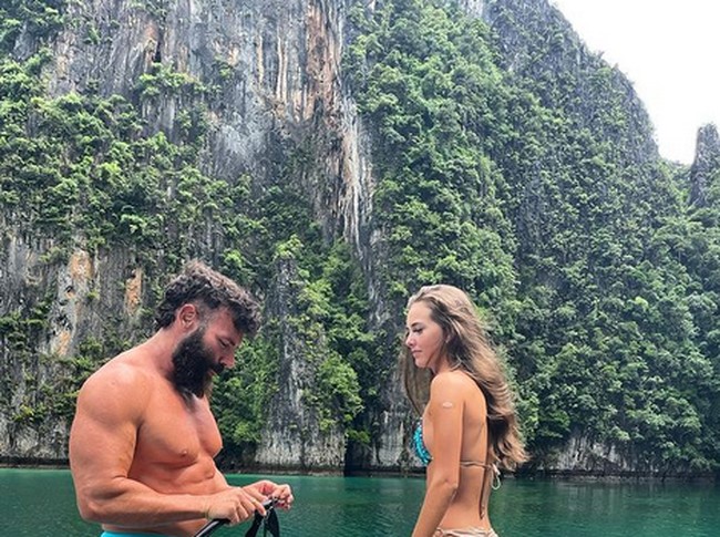 Kehidupannya itu tentu saja jadi kontroversi dan menarik perhatian publik. Namun dia tersandung masalah hukum karena menggunakan uang perusahaan untuk mendanai gaya hidup hedonnya itu. Foto: dok. Instagram/@danbilzerian