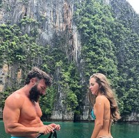 Kehidupannya itu tentu saja jadi kontroversi dan menarik perhatian publik. Namun dia tersandung masalah hukum karena menggunakan uang perusahaan untuk mendanai gaya hidup hedonnya itu. Foto: dok. Instagram/@danbilzerian