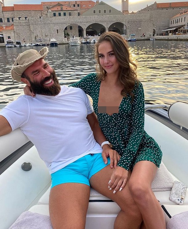 Pria 42 tahun itu sampai mendapat julukan raja Instagram karena kehidupan glamour yang dipamerkan di media sosialnya itu. Foto: dok. Instagram/@danbilzerian