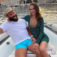 Pria 42 tahun itu sampai mendapat julukan raja Instagram karena kehidupan glamour yang dipamerkan di media sosialnya itu. Foto: dok. Instagram/@danbilzerian