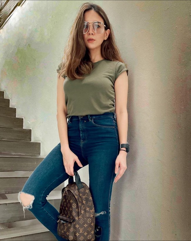 Dee Adnan sendiri merupakan seorang arsitek yang memiliki paras cantik. Kerap berpenampilan stylish, gayanya pun tak kalah menawan dari Tyo Nugros. Foto: Instagram/@deeadnan