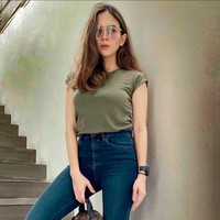 Dee Adnan sendiri merupakan seorang arsitek yang memiliki paras cantik. Kerap berpenampilan stylish, gayanya pun tak kalah menawan dari Tyo Nugros. Foto: Instagram/@deeadnan