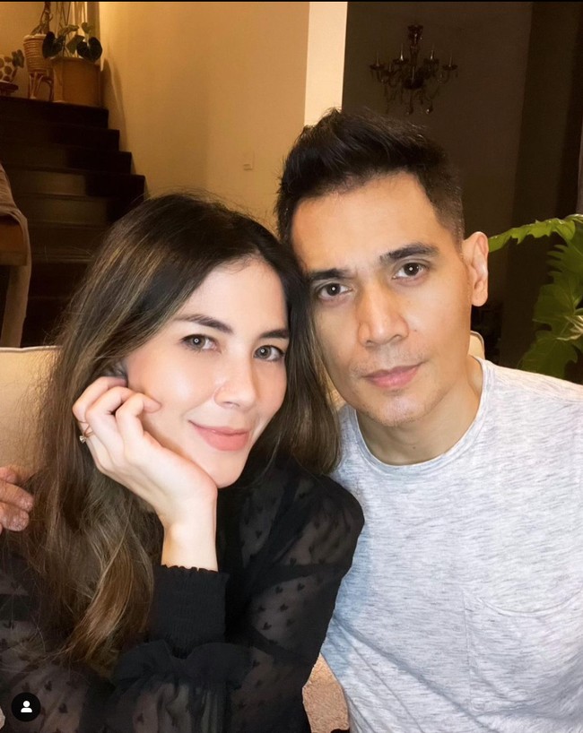 Melalui akun Instagram masing-masing Tyo dan Dee kerap memamerkan momen kebersamaan keduanya. Meski terpaut usia cukup jauh namun keduanya terlihat seperti seumuran. Foto: Instagram/@deeadnan