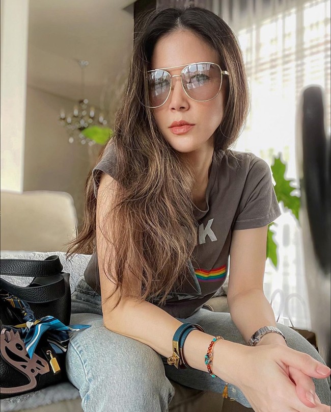 Pada tahun 2012 hingga 2019 Dee Adnan pernah menjadi Brand Ambassador salah satu produk kecantikan. Tak hanya itu saja, ia juga menjadi salah satu juri di acara Master Desain Apartemen. Foto: Instagram/@deeadnan