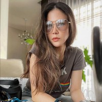 Pada tahun 2012 hingga 2019 Dee Adnan pernah menjadi Brand Ambassador salah satu produk kecantikan. Tak hanya itu saja, ia juga menjadi salah satu juri di acara Master Desain Apartemen. Foto: Instagram/@deeadnan