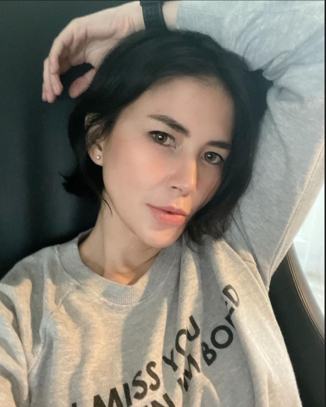 Saat konser Dewa 19 pada pada Sabtu (4/2/2023) di Jakarta International Stadium (JIS), Dee juga ikut hadir melihat aksi panggung sang kekasih. Foto: Instagram/@deeadnan