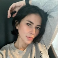 Saat konser Dewa 19 pada pada Sabtu (4/2/2023) di Jakarta International Stadium (JIS), Dee juga ikut hadir melihat aksi panggung sang kekasih. Foto: Instagram/@deeadnan