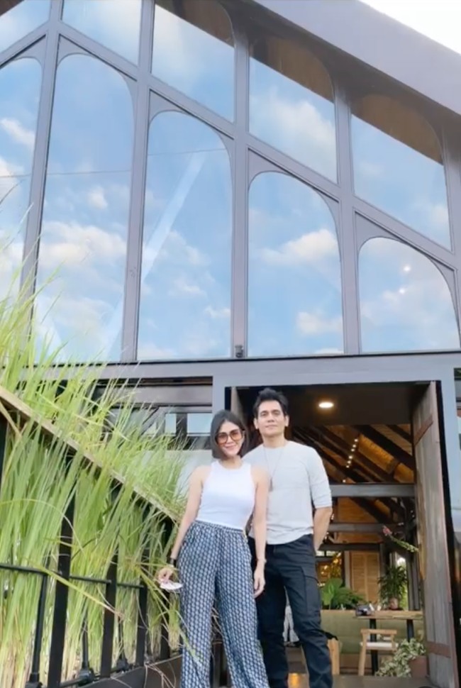 Walaupun terpaut usia yang cukup jauh namun keduanya tetap terlihat kompak. Momen kebersamaan keduanya pun seringkali bikin netizen jadi ikut baper. Foto: Instagram/@deeadnan