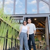 Walaupun terpaut usia yang cukup jauh namun keduanya tetap terlihat kompak. Momen kebersamaan keduanya pun seringkali bikin netizen jadi ikut baper. Foto: Instagram/@deeadnan