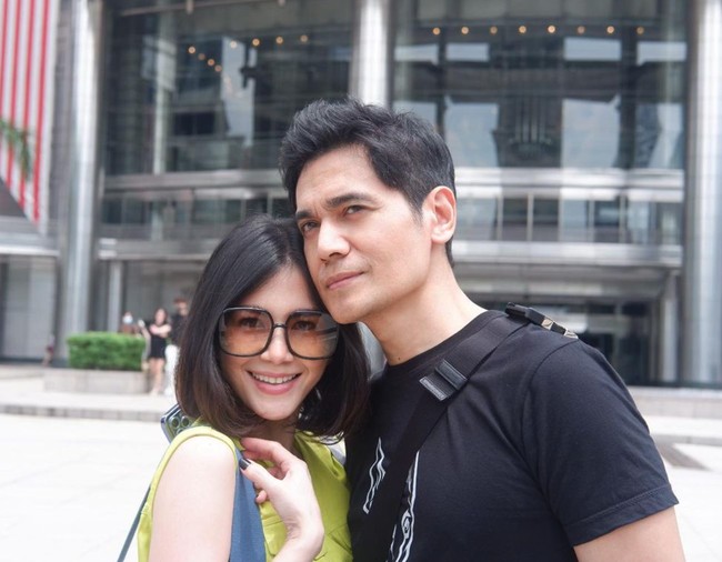 Dalam foto-foto yang dibagikan terlihat Tyo dan Dee kerap berpergian bersama. Dee pun selalu menemani Tyo ketika manggung. Foto: Instagram/@deeadnan