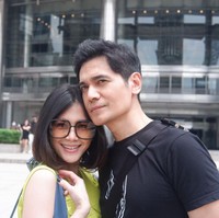 Dalam foto-foto yang dibagikan terlihat Tyo dan Dee kerap berpergian bersama. Dee pun selalu menemani Tyo ketika manggung. Foto: Instagram/@deeadnan