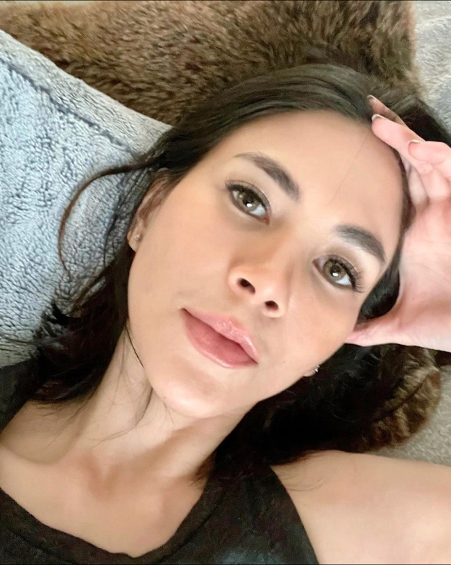 Hanya mengenakan riasan wajah minimalis, pesona cantik Dee jadi makin terpancar. Ditambah dengan lipstik berwarna nude, penampilannya itu jadi terlihat natural. Foto: Instagram/@deeadnan