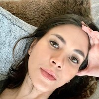 Hanya mengenakan riasan wajah minimalis, pesona cantik Dee jadi makin terpancar. Ditambah dengan lipstik berwarna nude, penampilannya itu jadi terlihat natural. Foto: Instagram/@deeadnan