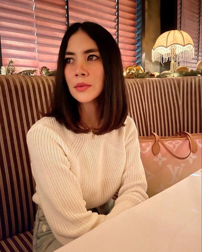 Memiliki paras cantik dan gaya yang stylish, tak heran jika penampilan Dee sering dibanjiri beragam pujian. Tak kalah menawan dari Tyo Nugros bukan? Foto: Instagram/@deeadnan