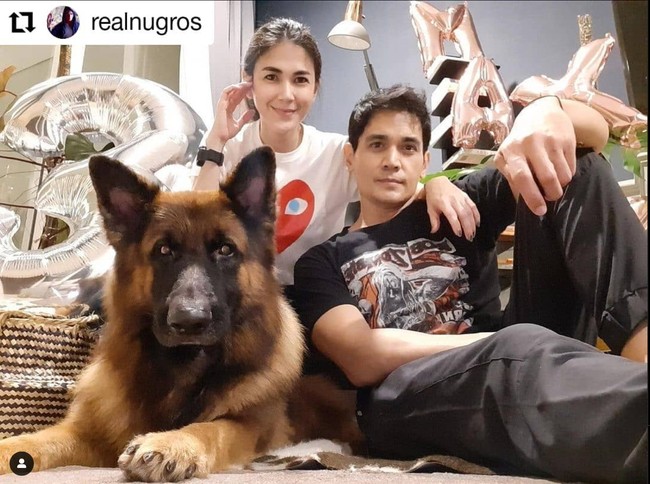 Penampilan Tyo Nugros kembali disorot usai dirinya terlihat tampil di konser peringatan 30 tahun hari jadi Dewa 19. Tyo sendiri diketahui telah menjalin kasih dengan seorang wanita bernama Dee Adnan yang berusia 23 tahun lebih muda darinya. Foto: Instagram/@deeadnan