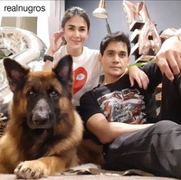 Penampilan Tyo Nugros kembali disorot usai dirinya terlihat tampil di konser peringatan 30 tahun hari jadi Dewa 19. Tyo sendiri diketahui telah menjalin kasih dengan seorang wanita bernama Dee Adnan yang berusia 23 tahun lebih muda darinya. Foto: Instagram/@deeadnan