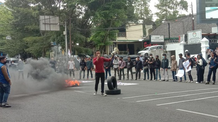 Demo mahasiswa di DPRD Jabar, Kota Bandung, Selasa (7/2/2023).