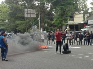 Mahasiswa di Bandung Demo Desak Eks Ketua DPRD Jabar Dipecat