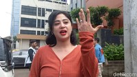 Ini yang Bikin Dewi Perssik Kesengsem dengan Pilot Calon Suaminya