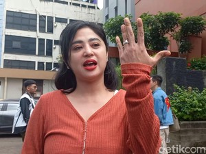 Ini yang Bikin Dewi Perssik Kesengsem dengan Pilot Calon Suaminya