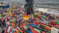 Kontainer yang saling tertubrukan itu akhirnya terbakar.  