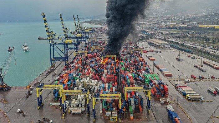 Diguncang Gempa, Kontainer di Pelabuhan Turki Amburadul hingga Terbakar HATAY, TURKIYE - FEBRUARY 06: An aerial view of the fire in overturned containers during the earthquakes in Hatay, Turkiye after 7.7 and 7.6 magnitude earthquakes hits Turkiye's Kahramanmaras, on February 06, 2023. Disaster and Emergency Management Authority (AFAD) of Turkiye said the 7.7 magnitude quake struck at 4.17 a.m. (0117GMT) and was centered in the Pazarcik district and 7.6 magnitude quake struck in Elbistan district in the province of Kahramanmaras in the south of Turkiye. Gaziantep, Sanliurfa, Diyarbakir, Adana, Adiyaman, Malatya, Osmaniye, Hatay, and Kilis provinces are heavily affected by the earthquakes. (Photo by Murat Sengul/Anadolu Agency via Getty Images)