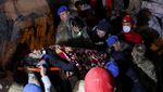 Dramatis! Begini Proses Evakuasi Warga Tertimbun Puing RS di Turki