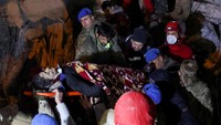 Sevgi Demirkan diselamatkan dari puing-puing rumah sakit yang runtuh.