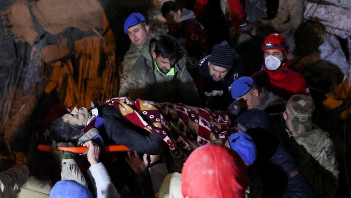Dramatis! Begini Proses Evakuasi Warga Tertimbun Puing RS di Turki Cennet Sucu is rescued from the rubble of collapsed hospital, following an earthquake in Iskenderun, Turkey February 6, 2023. REUTERS/Umit Bektas